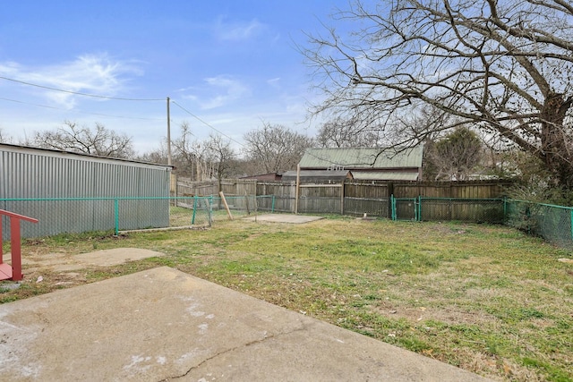 view of yard featuring a patio