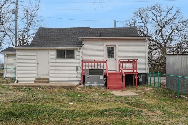 back of house featuring a yard