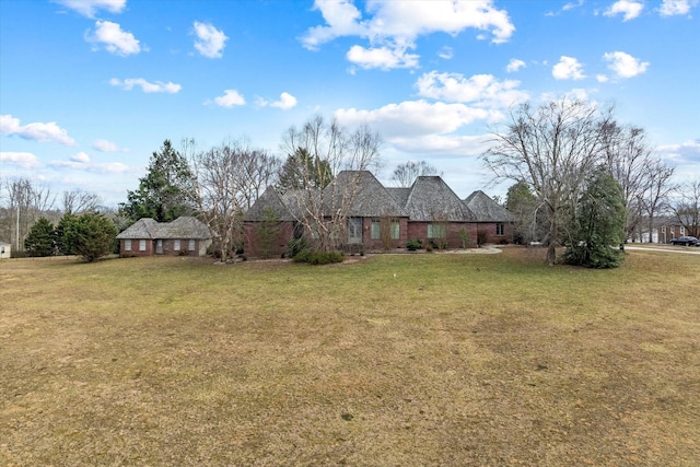 view of front of property featuring a front lawn