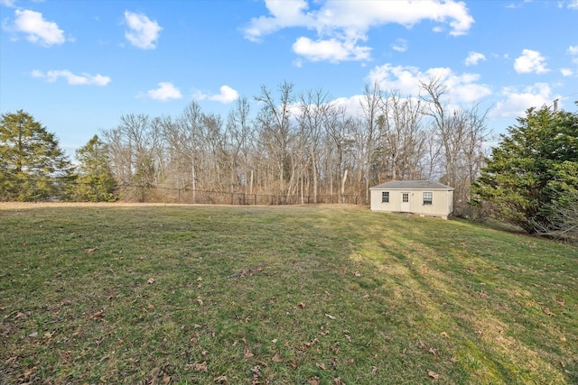 view of yard featuring a shed