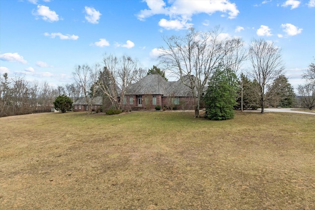 view of front of home featuring a front lawn