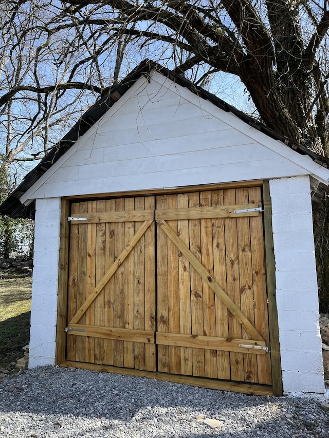 view of outdoor structure with an outbuilding