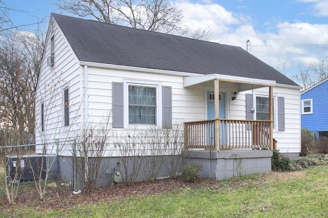 view of front of house featuring a front yard