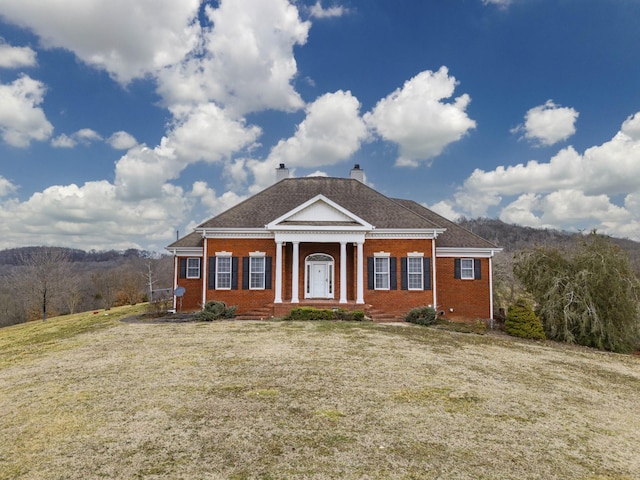 view of front of property with a front lawn