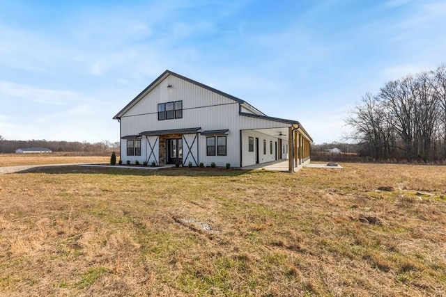 view of front of home featuring a front lawn