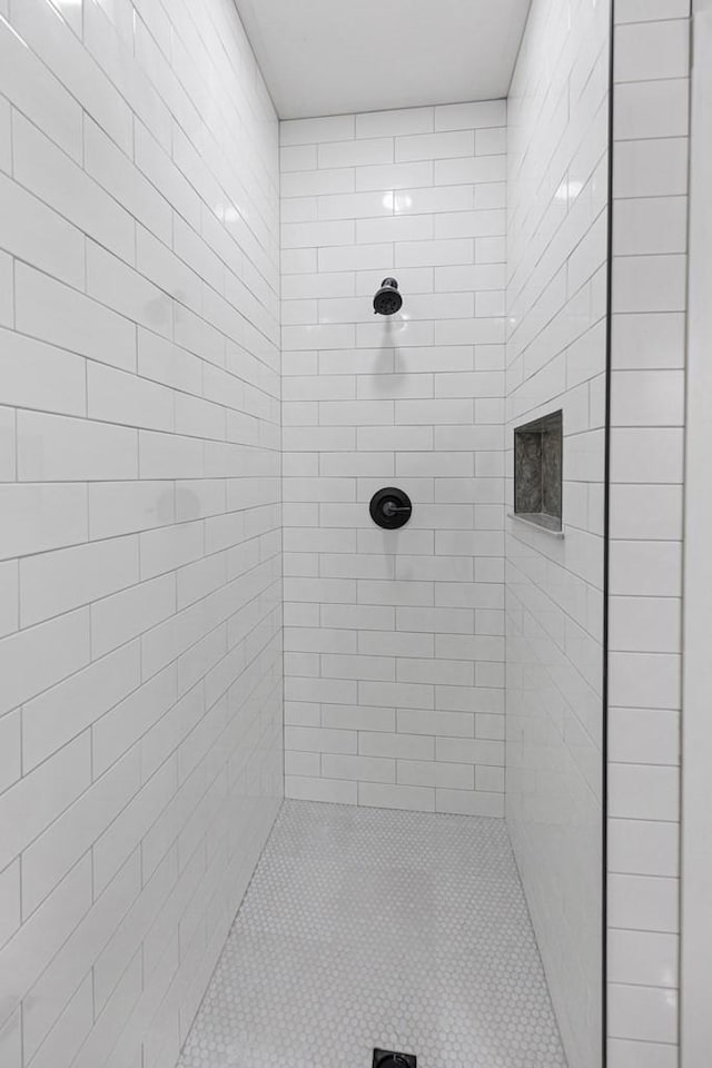 bathroom featuring a tile shower