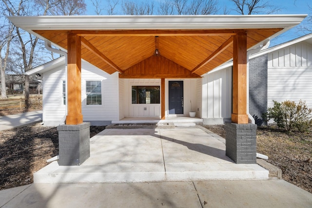 property entrance with covered porch