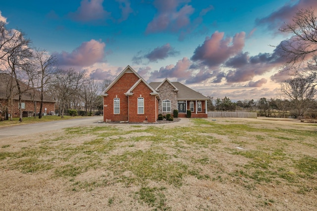 view of front of property featuring a yard