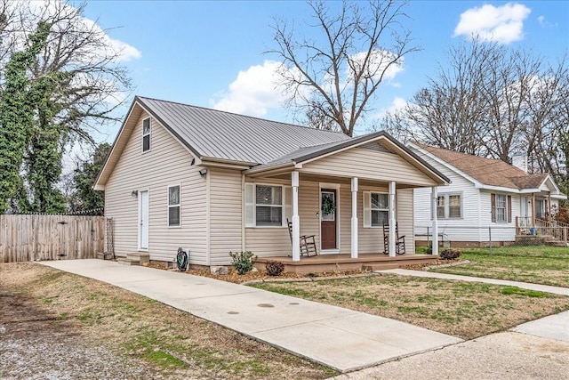 view of front of property featuring a porch and a front yard