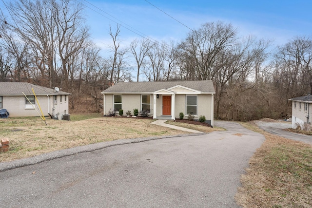 view of front facade featuring a front lawn, brick siding, and aphalt driveway