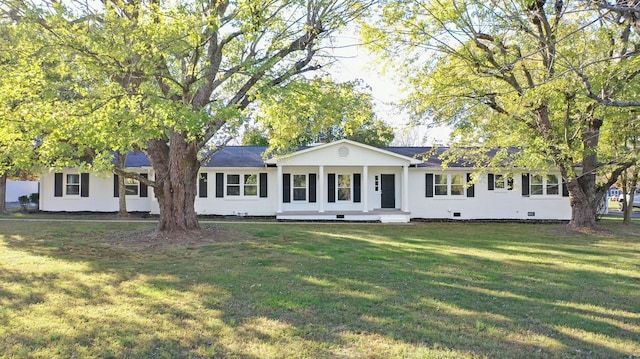 ranch-style home featuring covered porch and a front yard