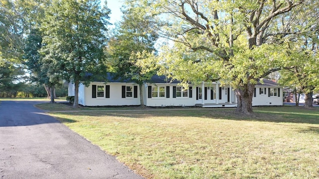 view of front of property featuring a front yard