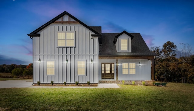 view of front of house featuring a lawn