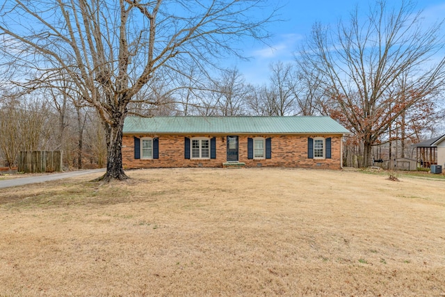 single story home featuring a front lawn