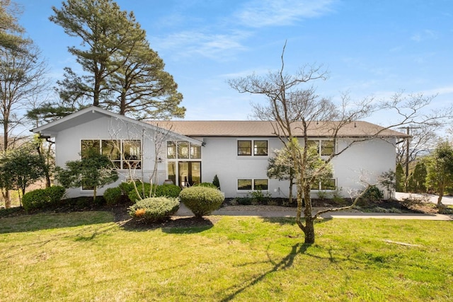 view of front of property with a front yard