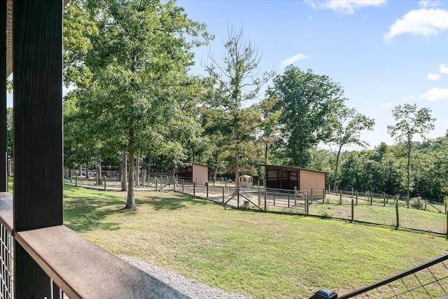 view of yard featuring an outdoor structure