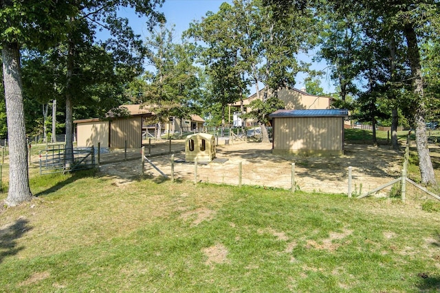 view of yard with an outbuilding