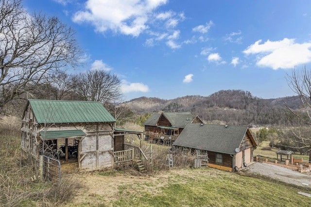 view of yard featuring a mountain view