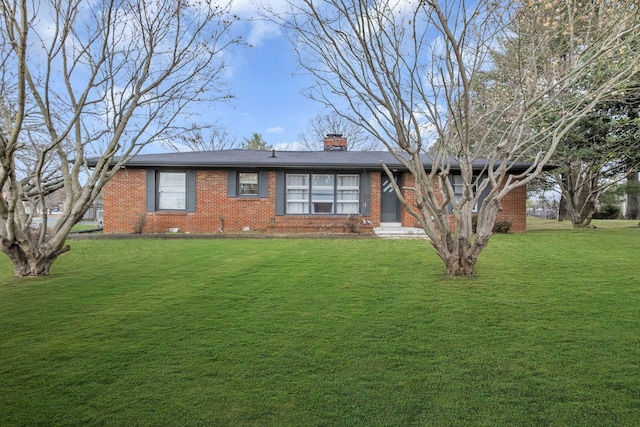 view of front of property featuring a front lawn