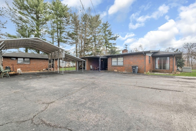 view of front facade with a carport