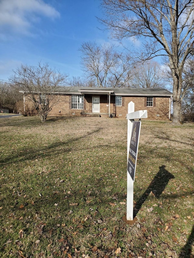 single story home featuring a front lawn