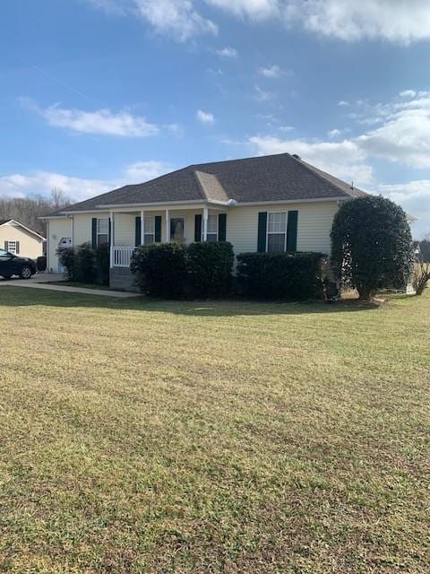 ranch-style house featuring a front yard