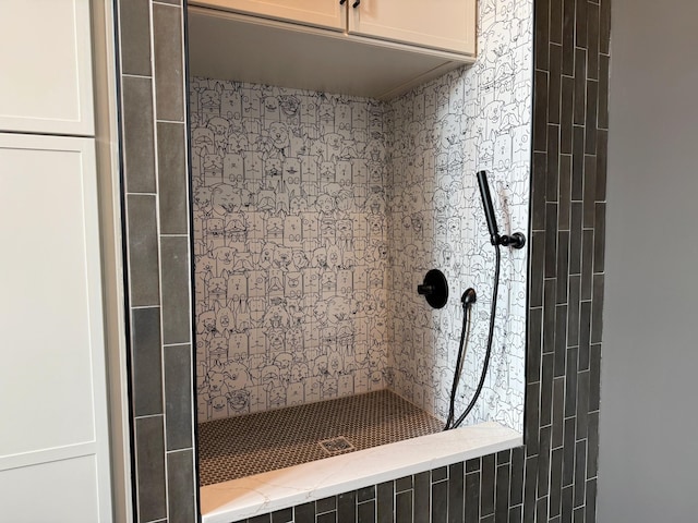 bathroom featuring tiled shower