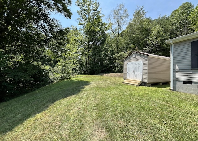 view of yard with an outdoor structure