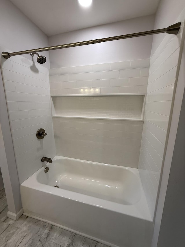 bathroom with tiled shower / bath combo