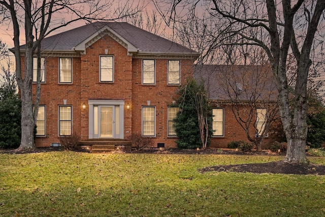 colonial house featuring a yard