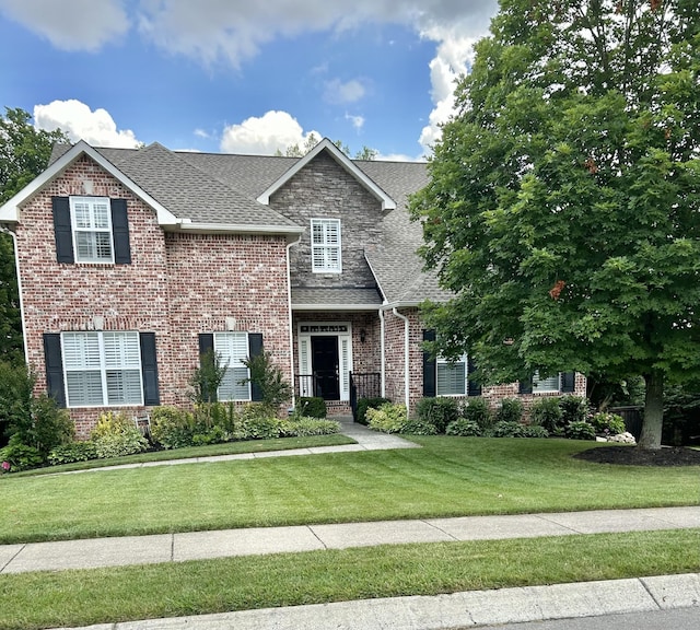 view of front of property featuring a front lawn