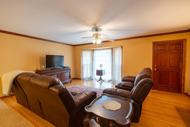 living room featuring crown molding, light hardwood / wood-style floors, and ceiling fan