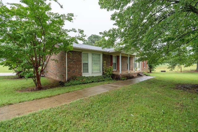 single story home with a front lawn