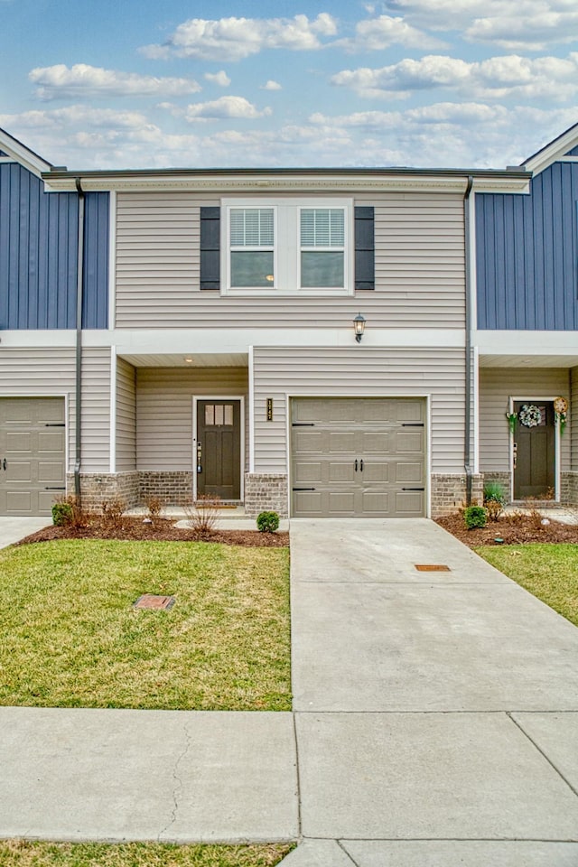 view of front facade featuring a garage and a front yard