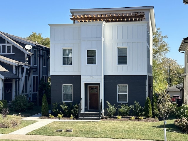 view of front of house with a front lawn