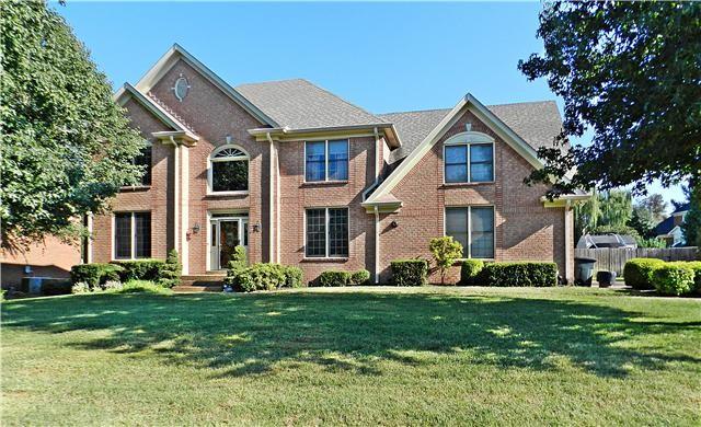 view of front of property featuring a front yard