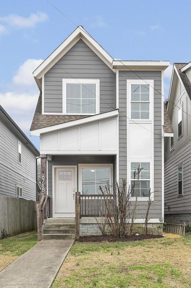 view of front facade featuring a front yard