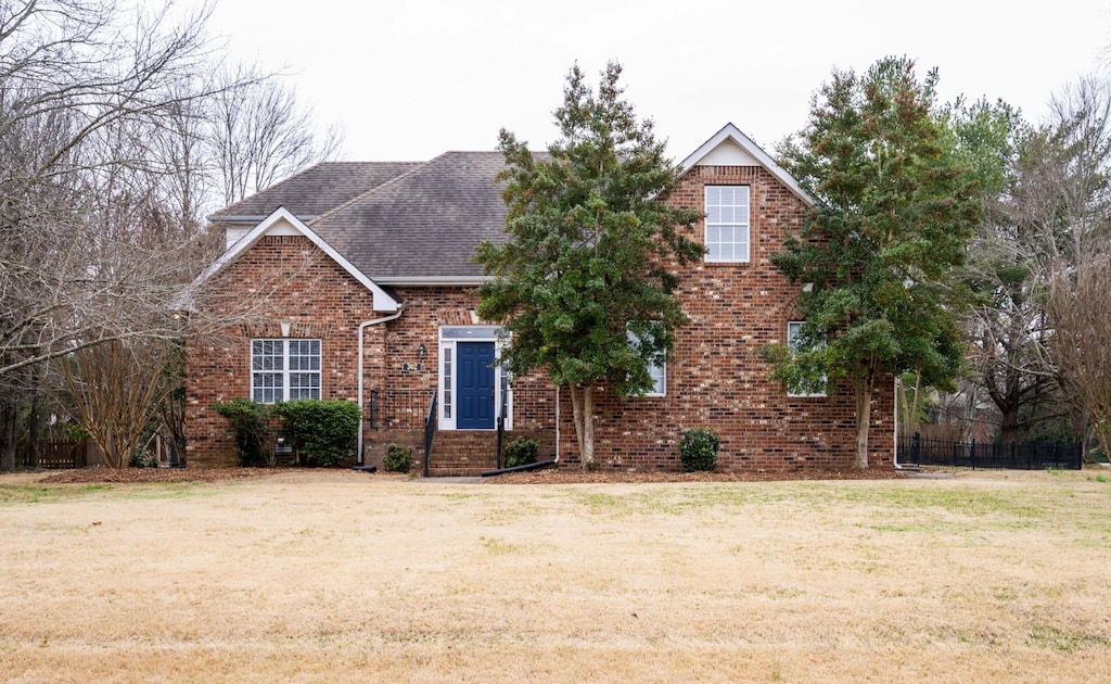 view of front property featuring a front yard