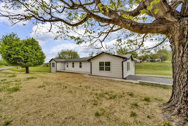 view of side of property featuring a lawn