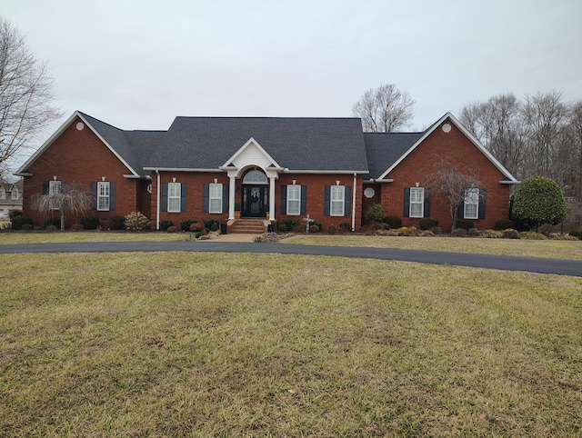 ranch-style house featuring a front yard