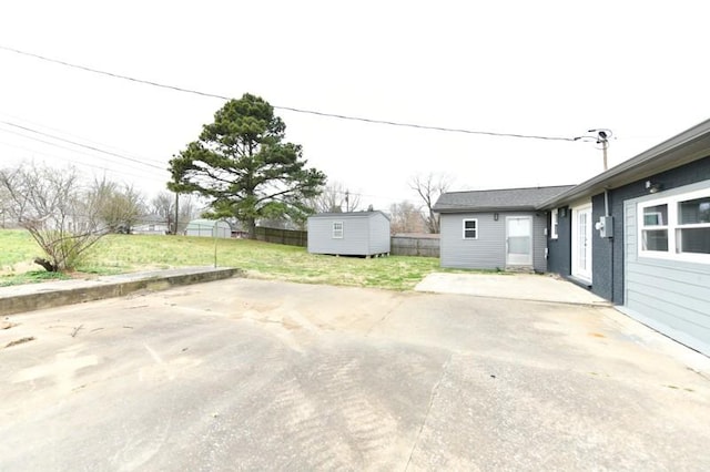 118 Rainbow St, Clarksville, TN 37042 - exterior space featuring a shed, fence, and an outdoor structure