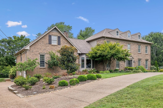 view of front facade featuring a front yard