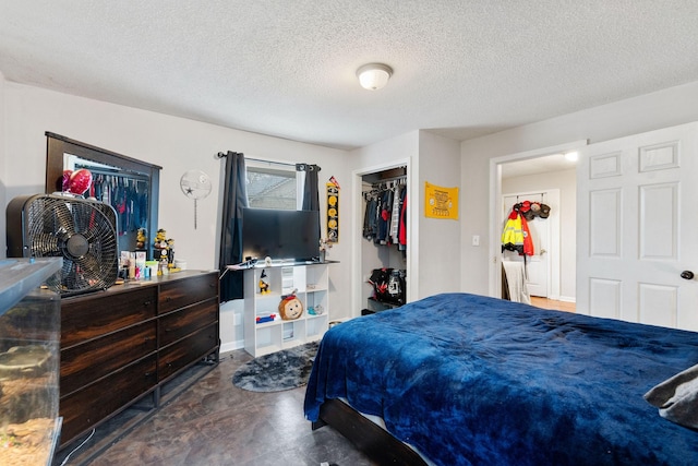 bedroom featuring a textured ceiling and a closet