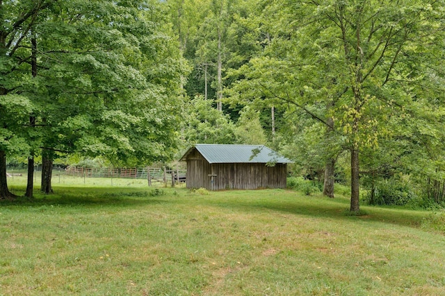 view of yard featuring an outbuilding