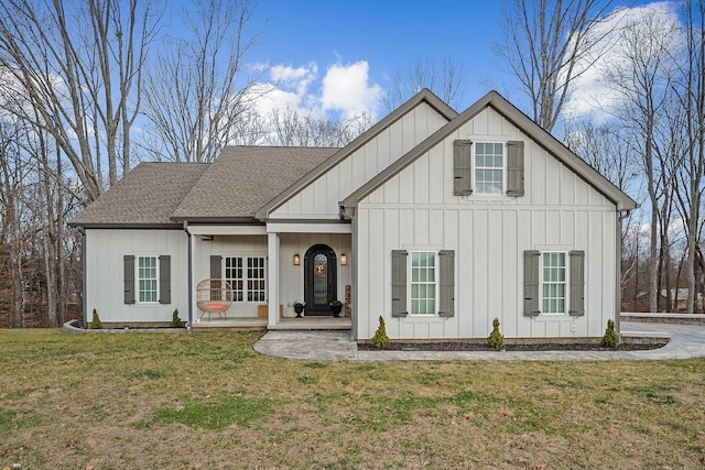 view of front of home featuring a front lawn