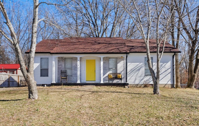 view of front facade featuring a porch and a front yard