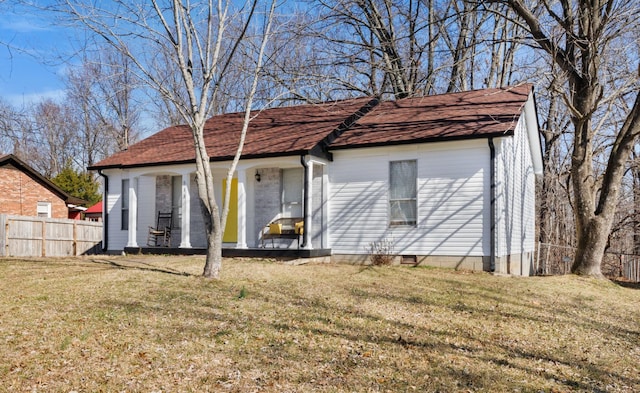 view of front of home with a front lawn and covered porch