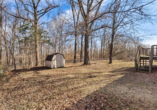 view of yard featuring a shed