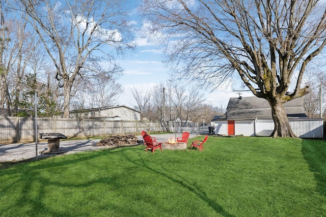 view of yard featuring a fire pit