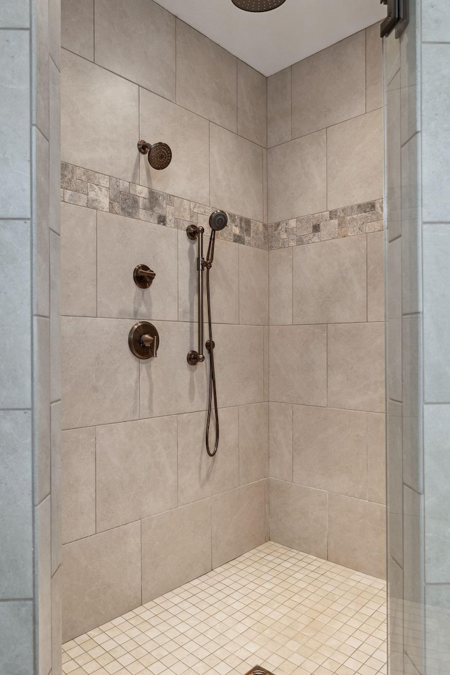 bathroom featuring tiled shower